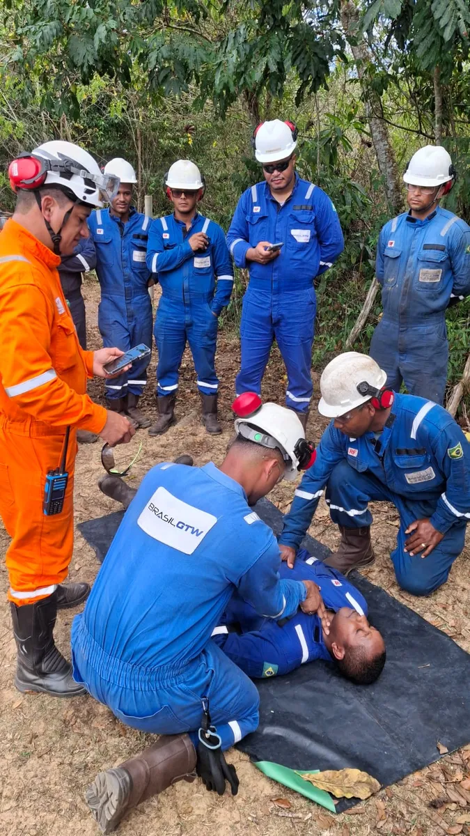 Socorristas realizando atendimento em vítima simulada