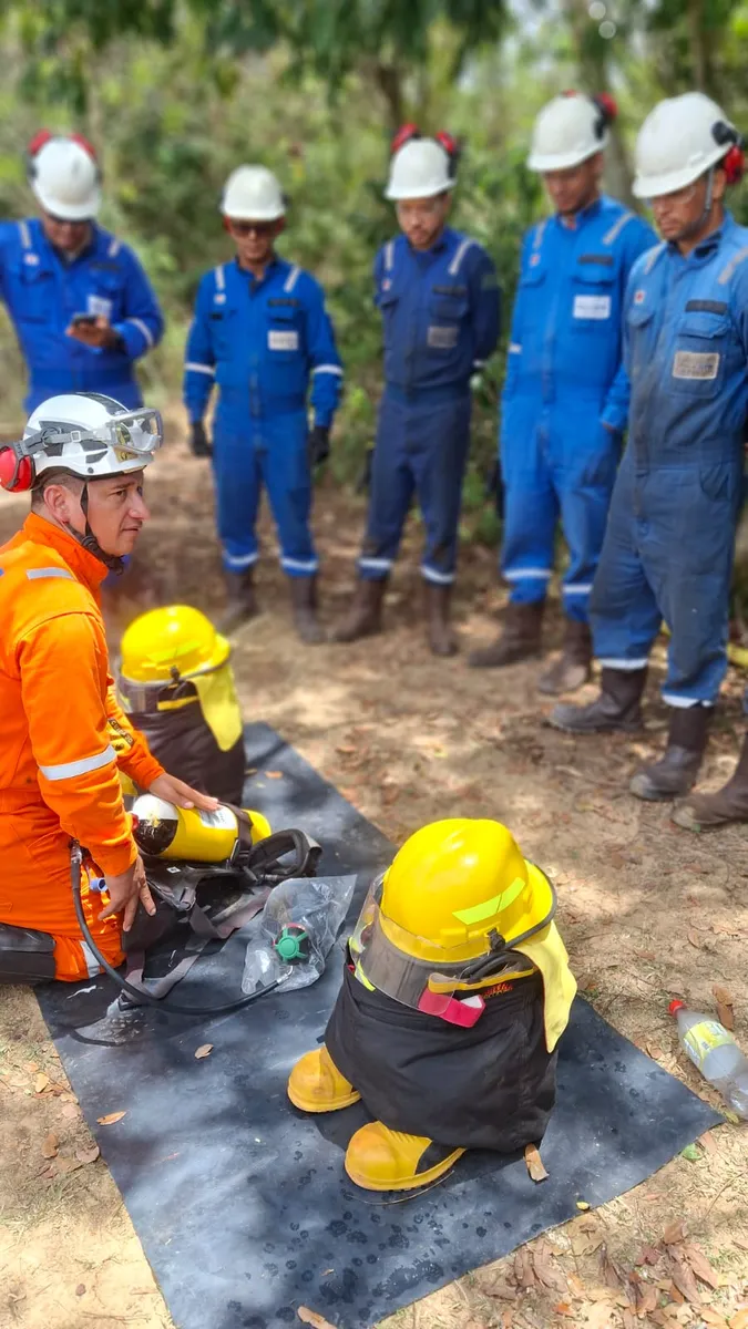 Instrutor demonstrando equipamento de respiração autônoma à equipe